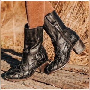 Freebird Darcy Black fish size 7